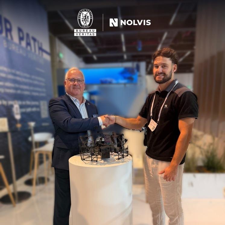 SMM 2026のビューローベリタス ブースで、Nolvis X1を前に握手するビューローベリタス マリン＆オフショアとNolvisの担当者